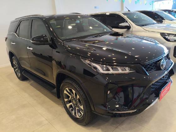 TOYOTA HILUX SW4 2.8 D-4D TURBO DIESEL DIAMOND 7L 4X4 AUTOMÁTICO